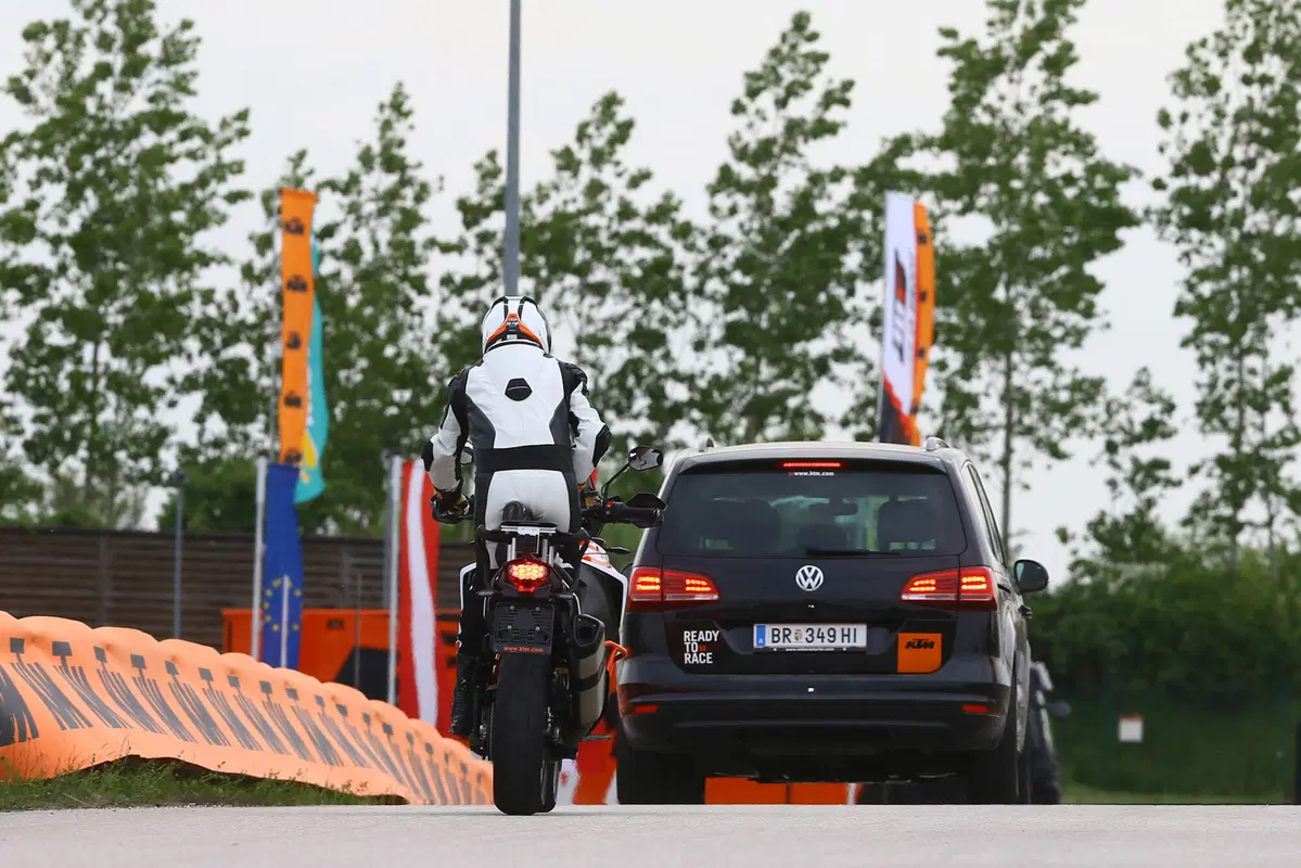 Cruise control adattativo e retrovisori intelligenti da KTM (Video)