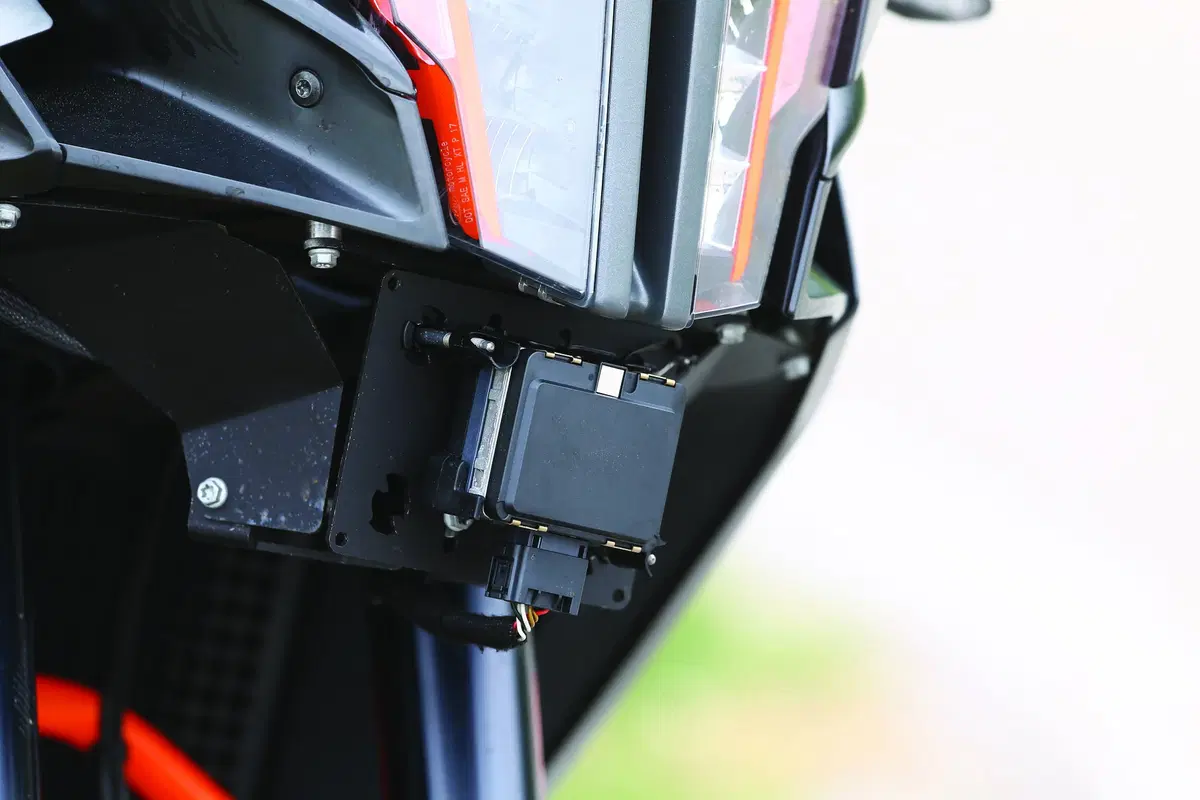 Cruise control adattativo e retrovisori intelligenti da KTM (Video) (2)