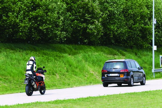 Una immagine del test: il pilota stacca la mano e la gamba destre da manubrio e pedana per mostrare che non interviene sull'acceleratore e sui freni