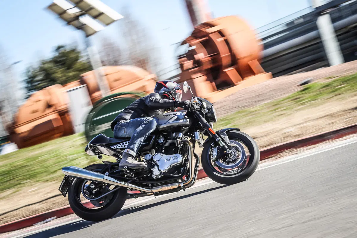 Norton Dominator Black. Café racer d'altri tempi... (11)