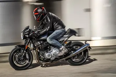 Norton Dominator Black. Caf&eacute; racer d'altri tempi