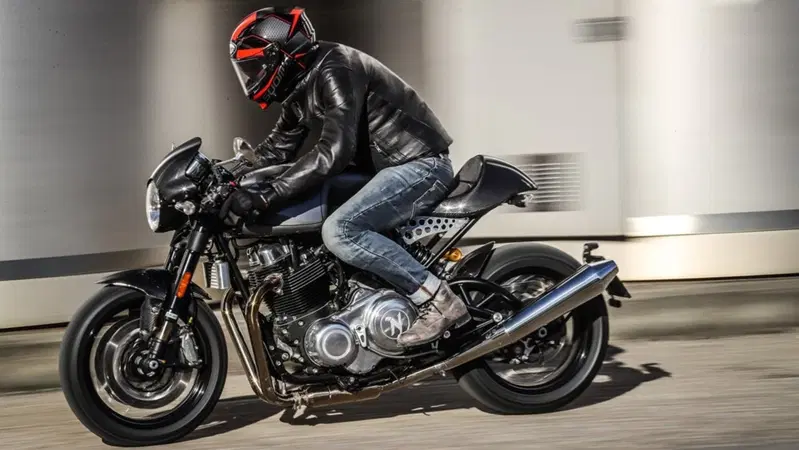 Norton Dominator Black. Caf&eacute; racer d'altri tempi