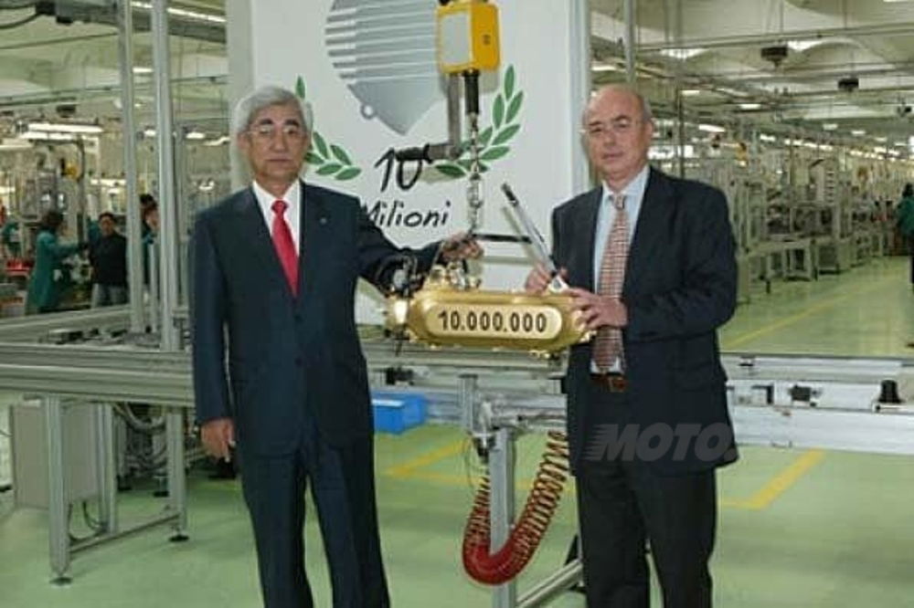 L'ormai ex-Presidente di Yamaha Moto Co, Takashi Kajikawa, in visita alla Motori Minarelli lo scorso aprile, in occasione dei festeggiamenti per i 10 milioni di motori forniti alla Casa di Iwata

