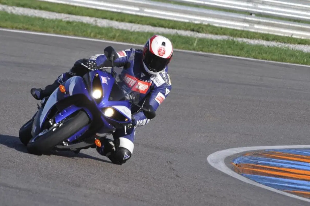 Guida alla Yamaha R1 (11)