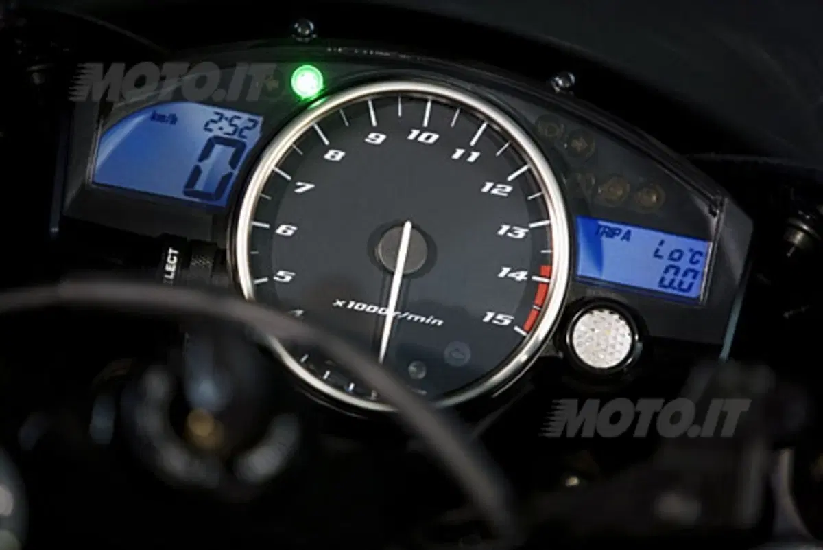 Guida alla Yamaha R1 (15)
