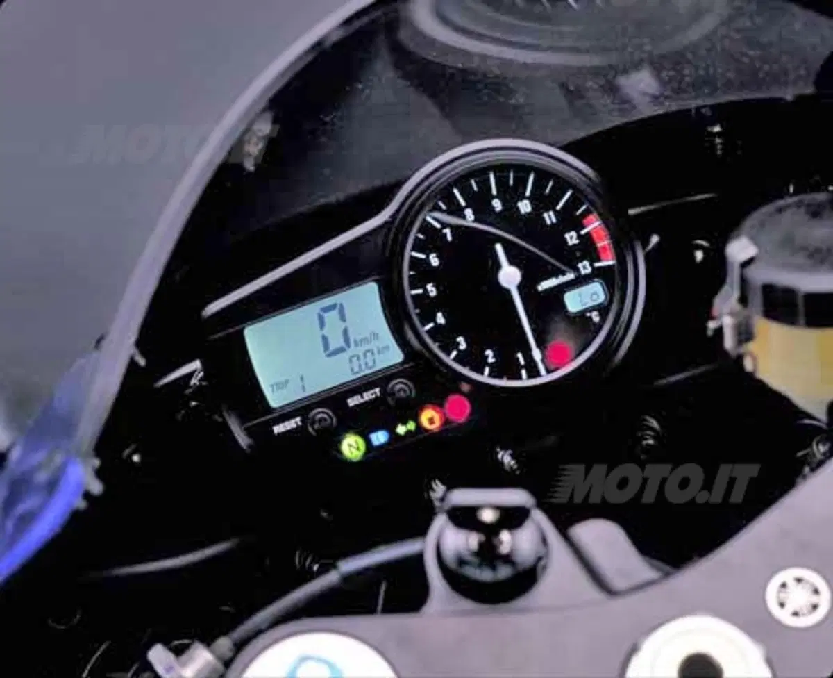 Guida alla Yamaha R1 (16)
