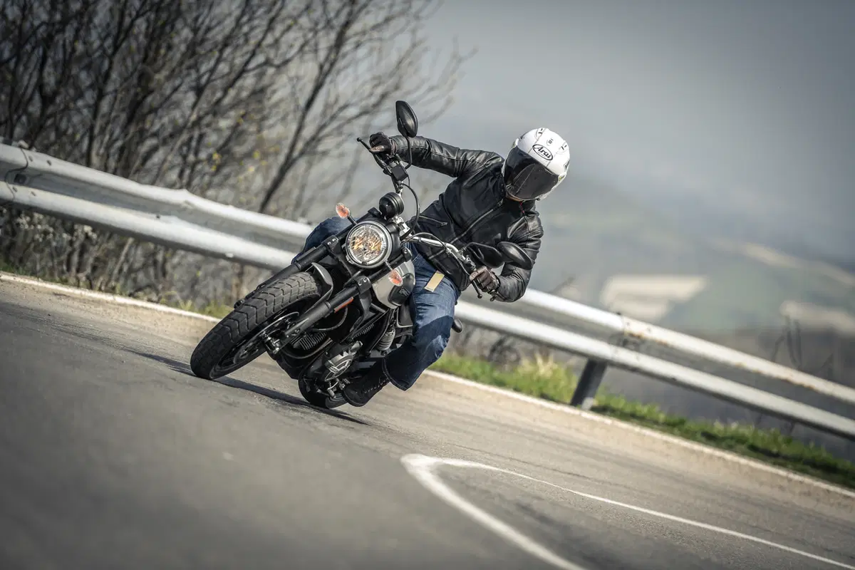 Sfida tra classiche: Ducati Scrambler, Moto Guzzi V7, Triumph Bonneville, Yamaha XSR (5)