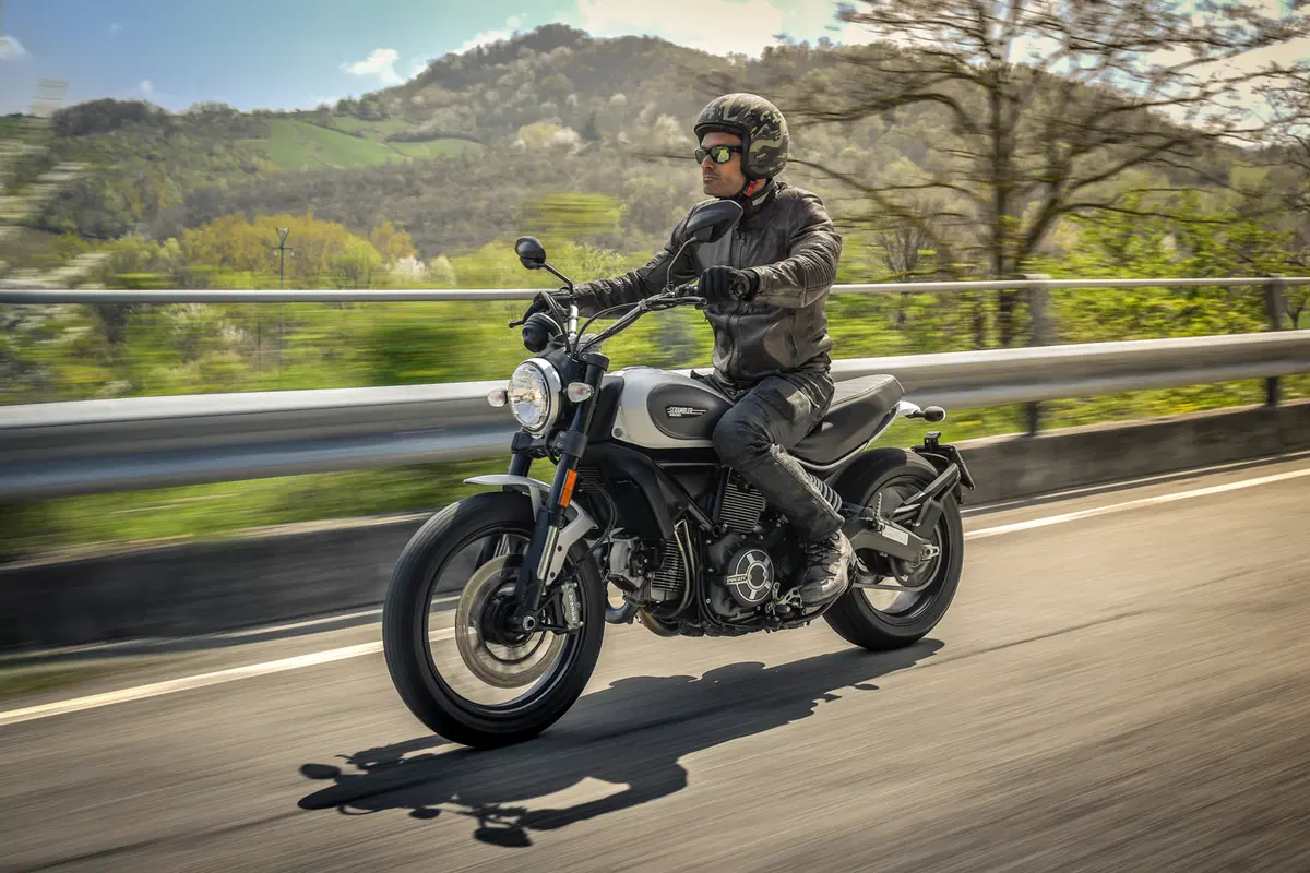 Sfida tra classiche: Ducati Scrambler, Moto Guzzi V7, Triumph Bonneville, Yamaha XSR (8)