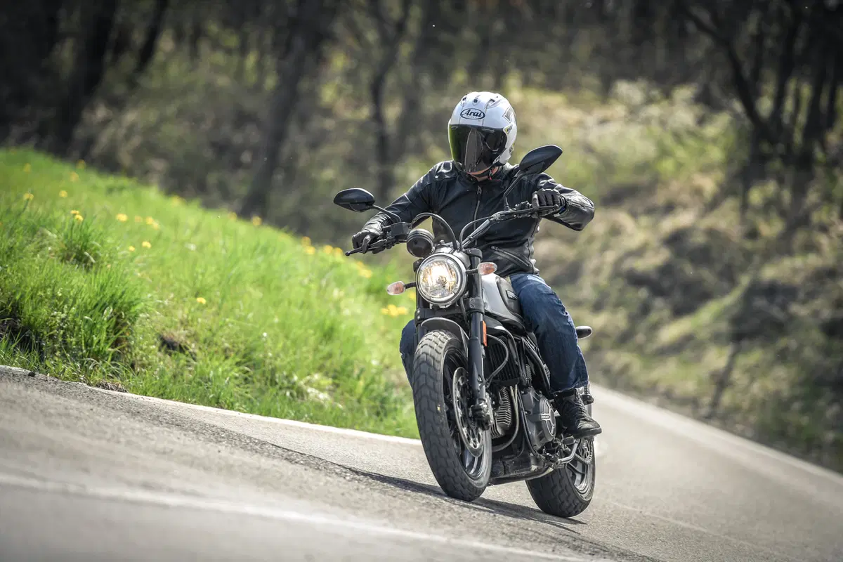 Sfida tra classiche: Ducati Scrambler, Moto Guzzi V7, Triumph Bonneville, Yamaha XSR (13)