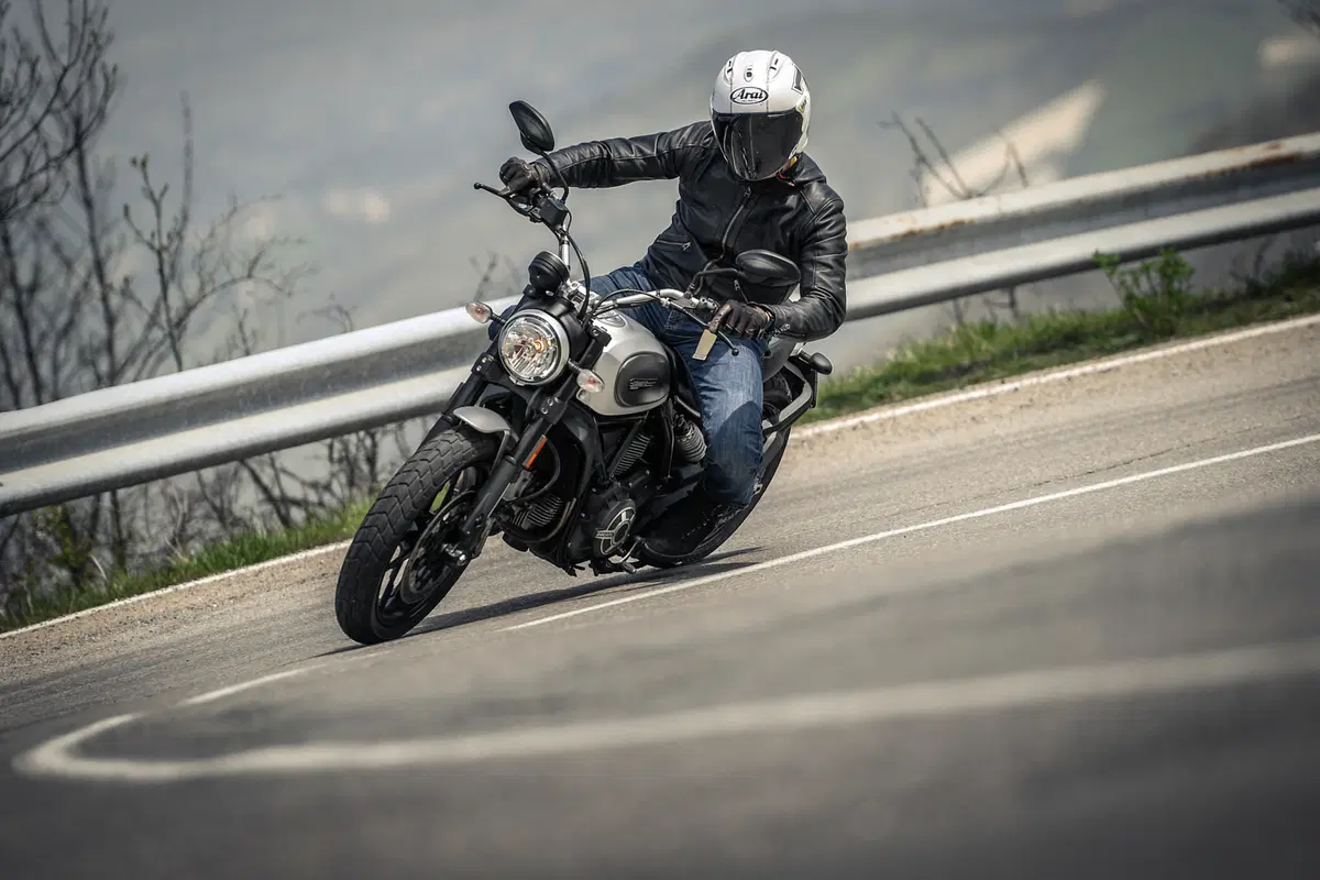 Sfida tra classiche: Ducati Scrambler, Moto Guzzi V7, Triumph Bonneville, Yamaha XSR (17)