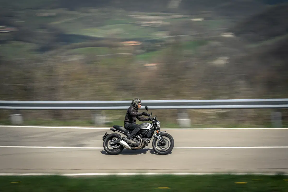 Sfida tra classiche: Ducati Scrambler, Moto Guzzi V7, Triumph Bonneville, Yamaha XSR (18)