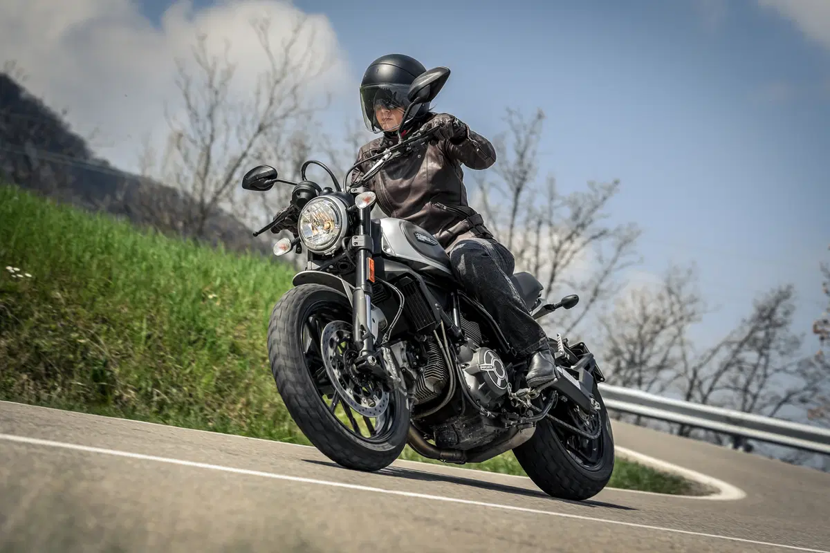 Sfida tra classiche: Ducati Scrambler, Moto Guzzi V7, Triumph Bonneville, Yamaha XSR (19)