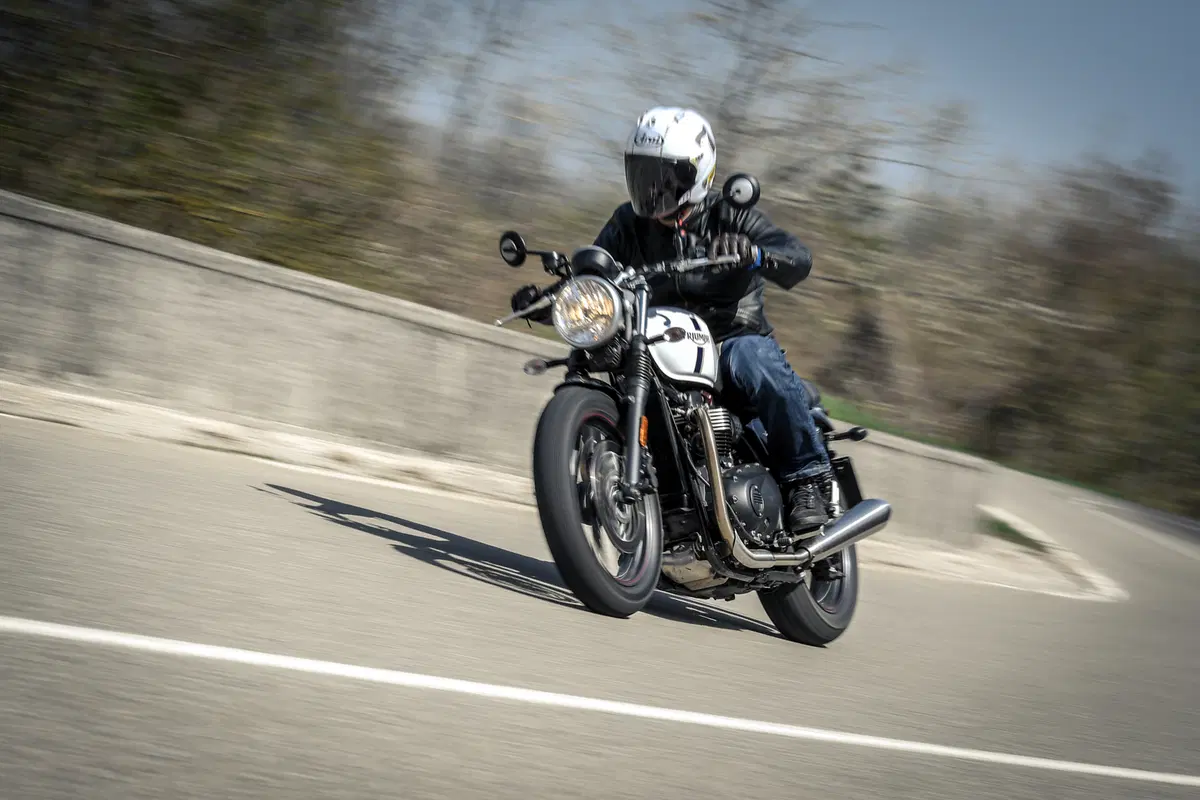 Sfida tra classiche: Ducati Scrambler, Moto Guzzi V7, Triumph Bonneville, Yamaha XSR (23)