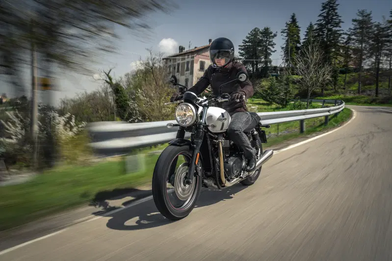 Triumph Street Twin. Abbigliamento usato da Cristina Bacchetti: Casco LS2 Giacca REV'IT! Bellecour Lady Guanti REV'IT! Monster Lady Jeans Spidi Lady Stivaletti TCX Boots Boulevard