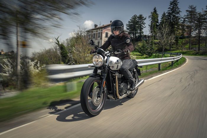 Triumph Street Twin. Abbigliamento usato da Cristina Bacchetti: Casco LS2 Giacca REV'IT! Bellecour Lady Guanti REV'IT! Monster Lady Jeans Spidi Lady Stivaletti TCX Boots Boulevard