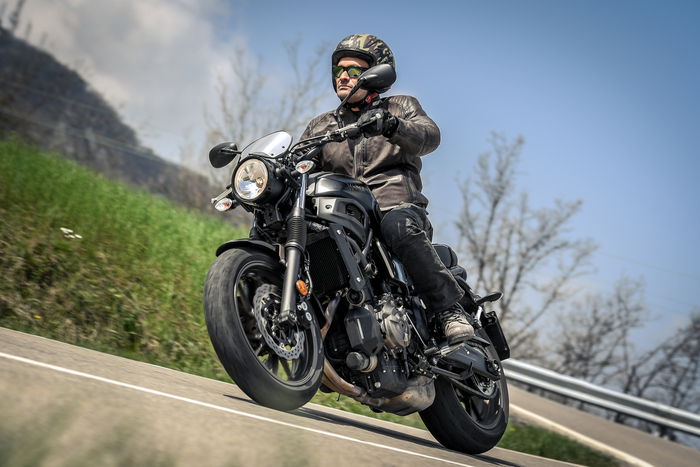 Yamaha XSR700. Abbigliamento usato da Edoardo Licciardello: casco Caberg, giacca, pantaloni e guanti Tucano Urbano