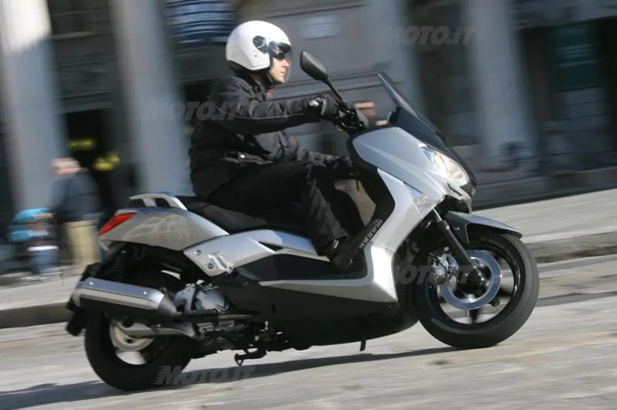 YAMAHA X-Max 250 (2)