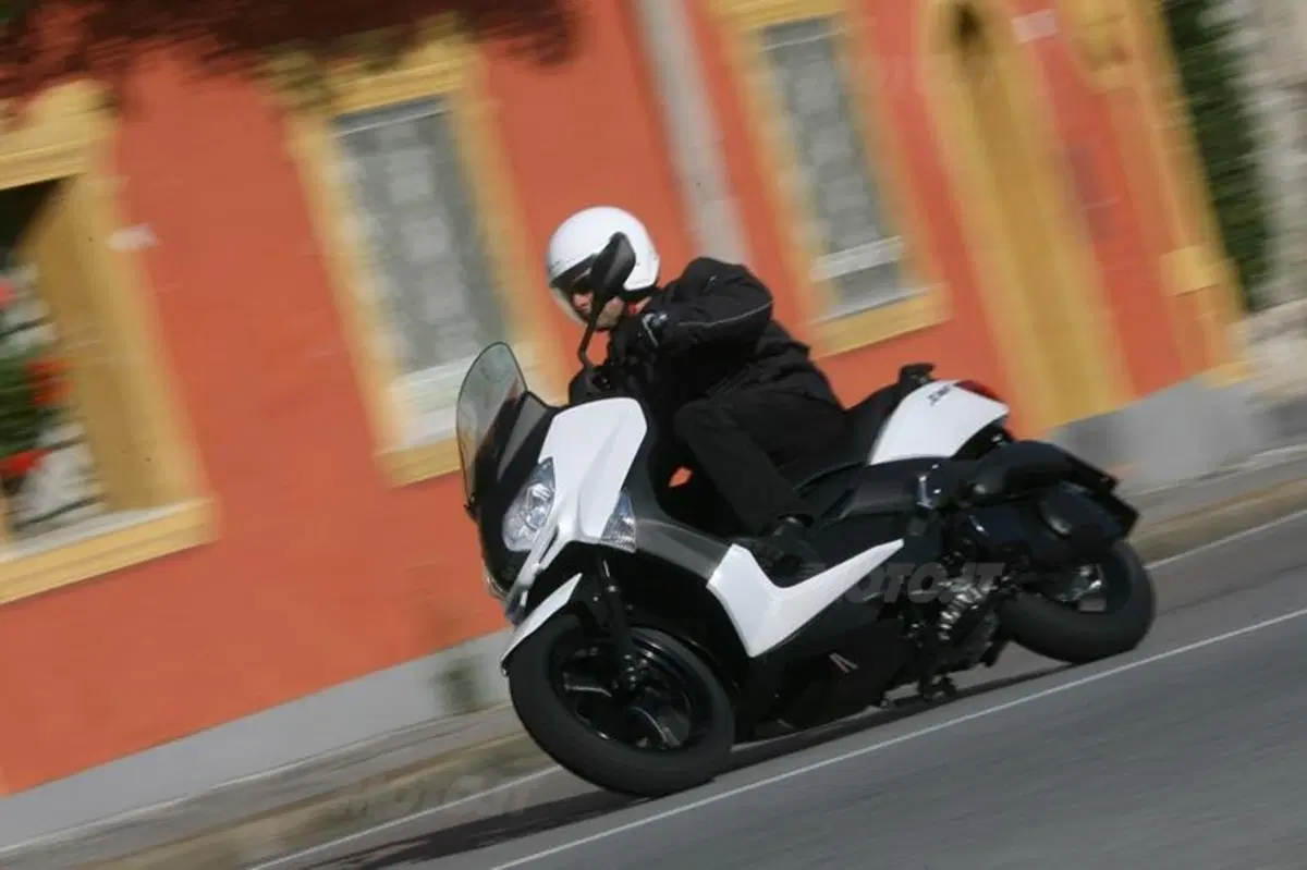 YAMAHA X-Max 250 (3)