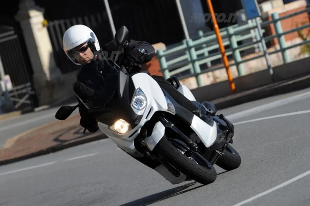 YAMAHA X-Max 250 (5)