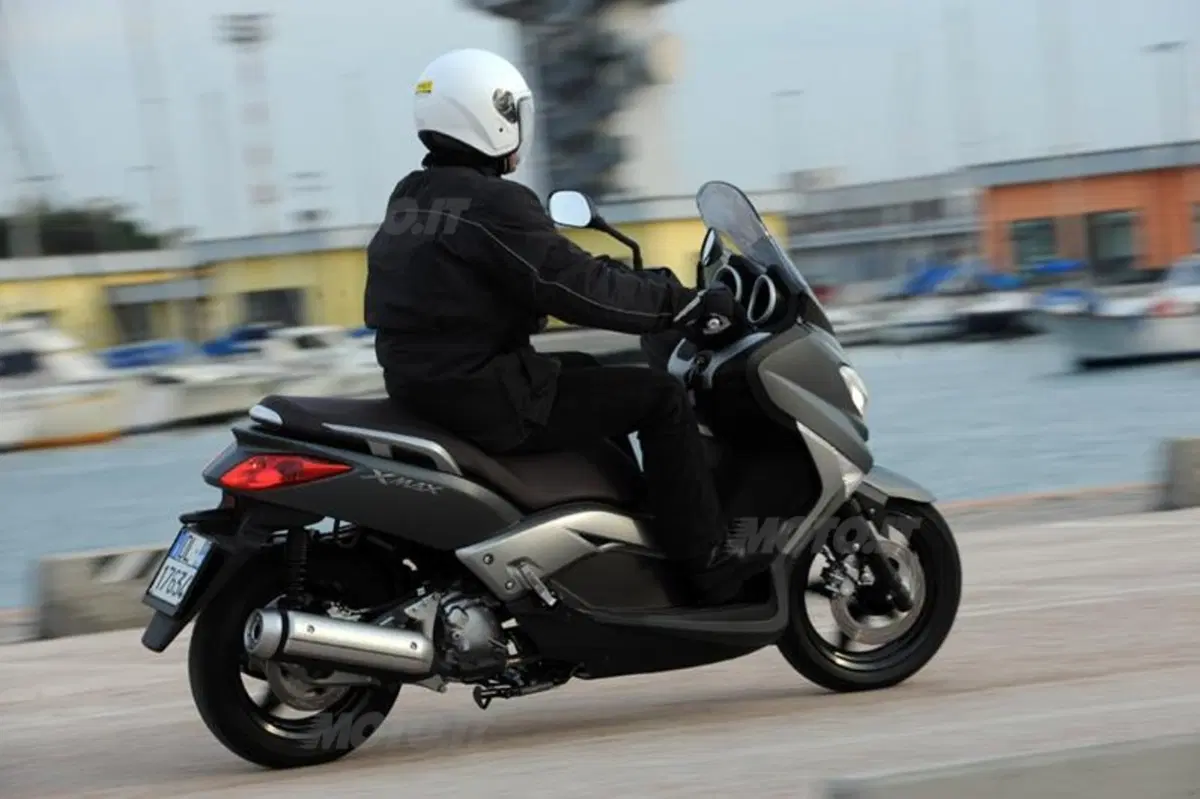 YAMAHA X-Max 250 (6)