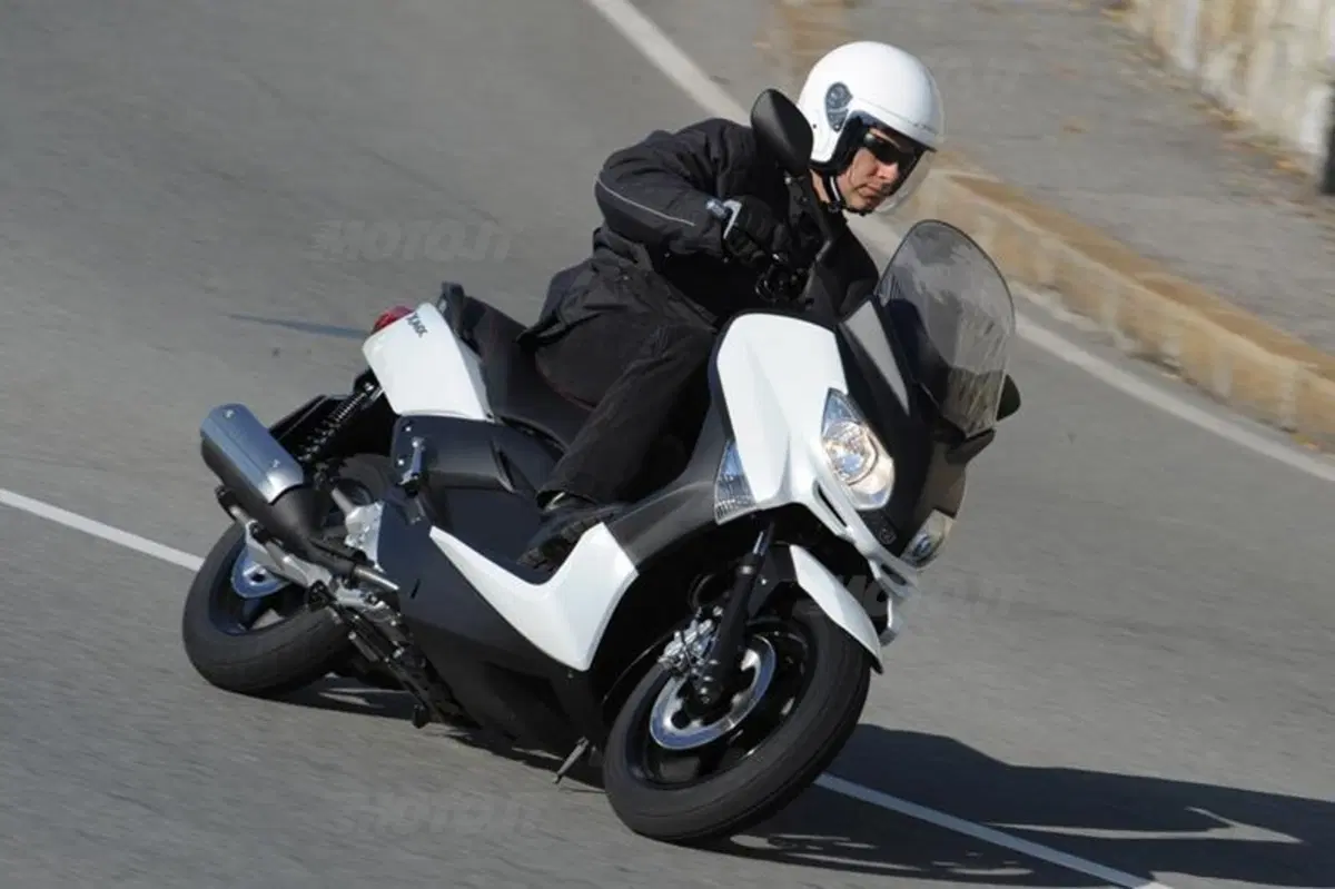 YAMAHA X-Max 250 (7)