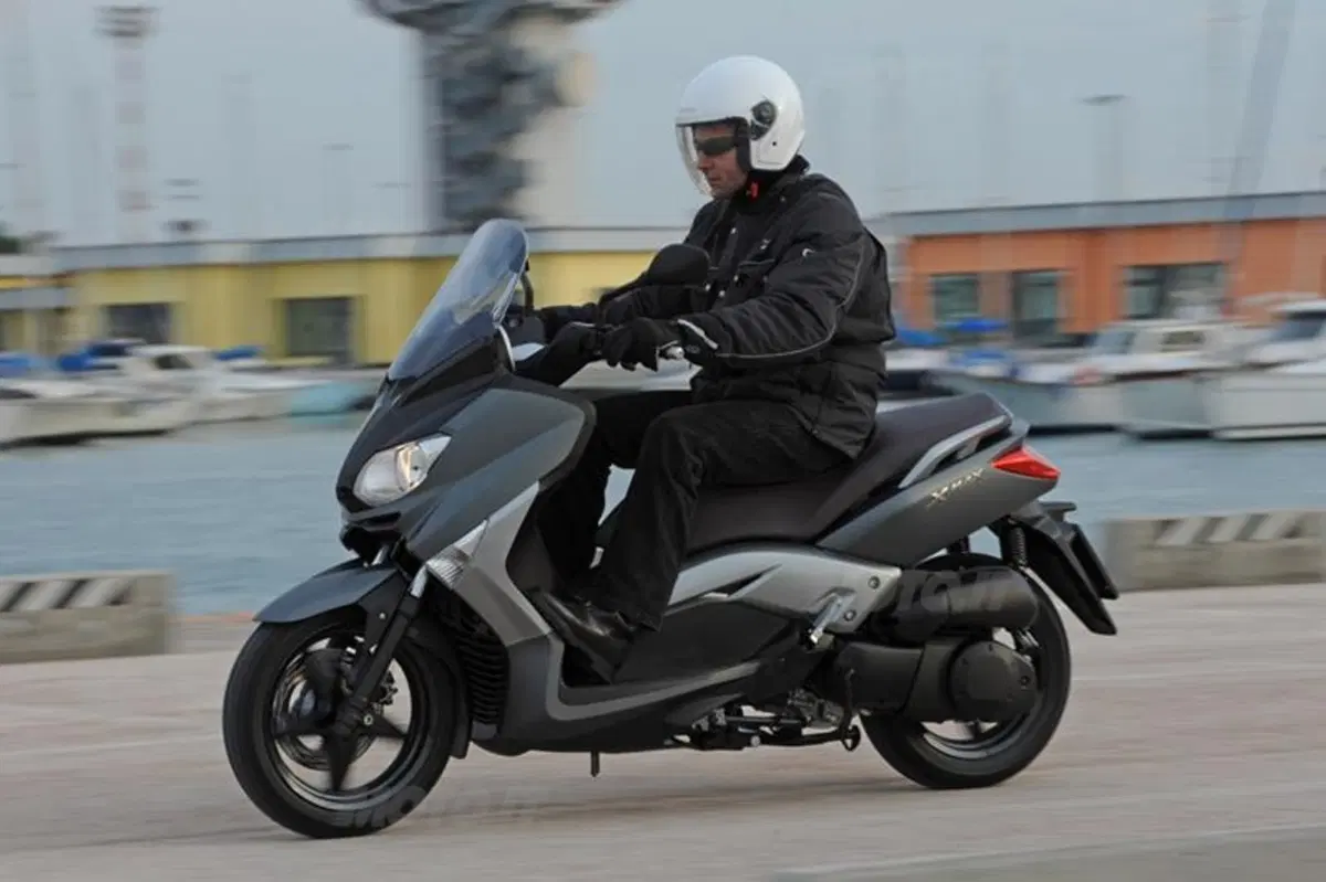 YAMAHA X-Max 250 (8)