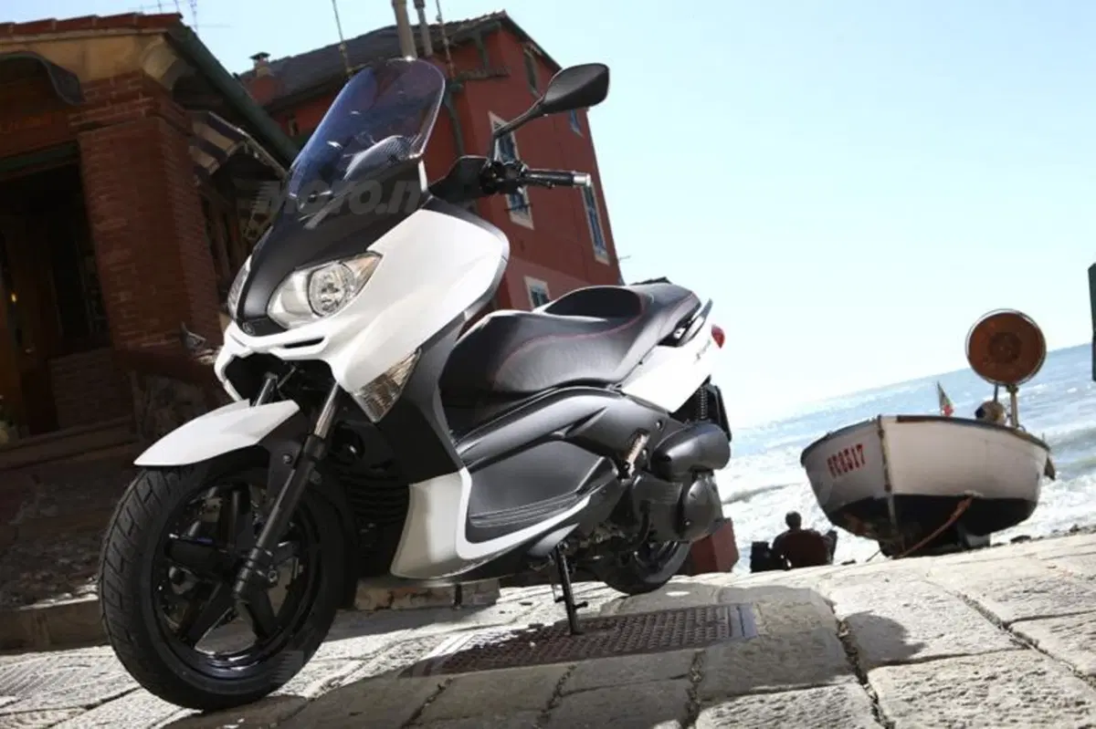 YAMAHA X-Max 250 (15)