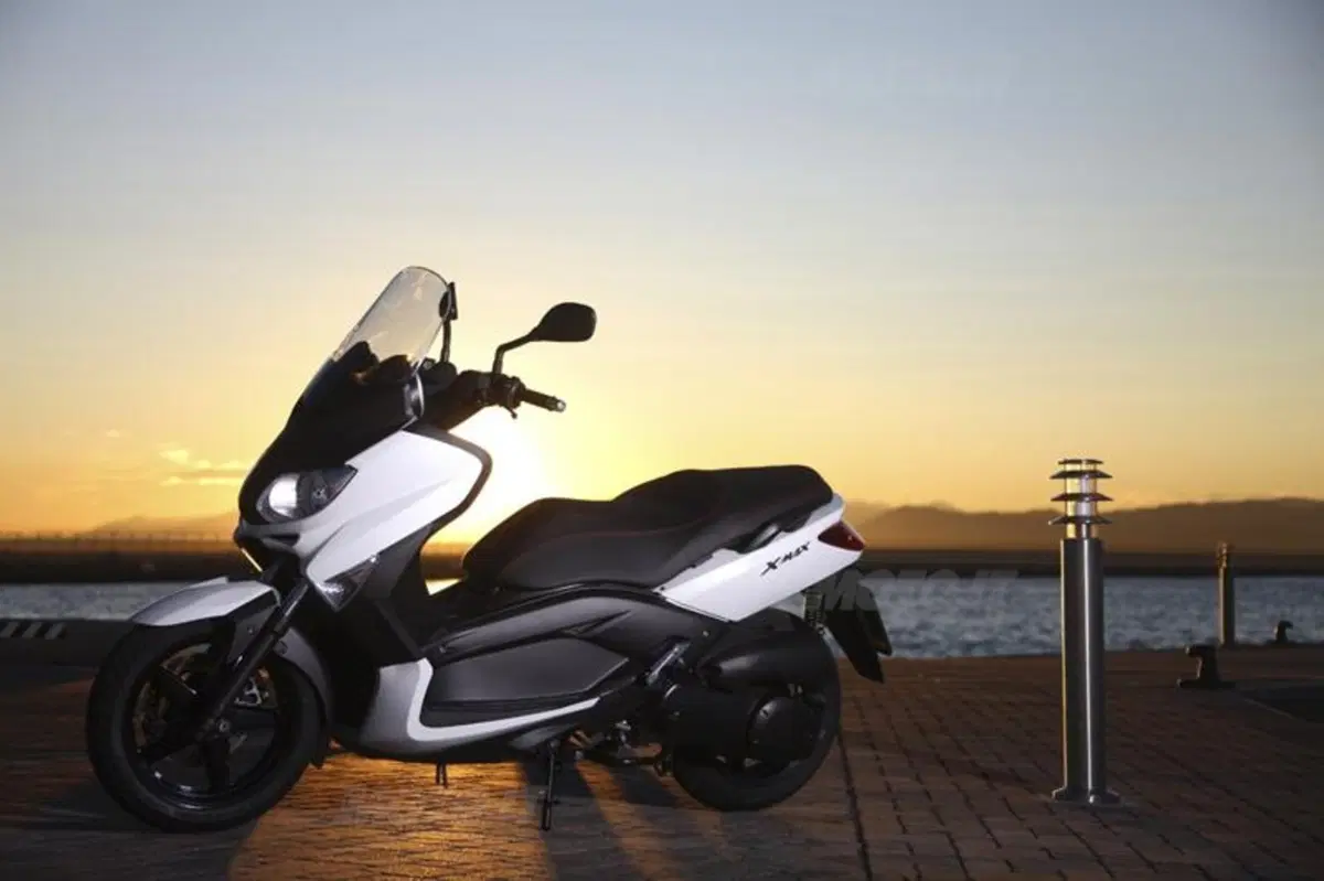 YAMAHA X-Max 250 (18)