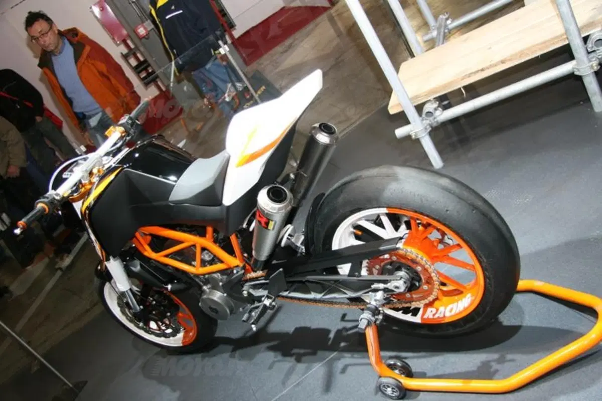 KTM 125: la nuova naked generation (2)