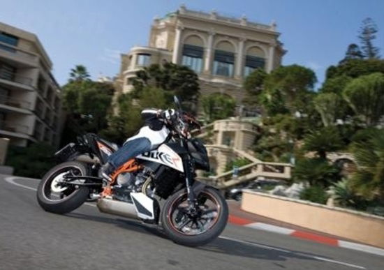 La KTM 690 Duke diventa R