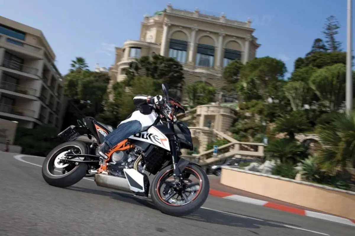 La KTM 690 Duke diventa R (5)