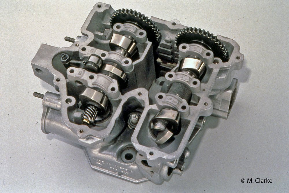 In questa immagine della testa del motore Rotax 655 si possono osservare la disposizione delle cinque valvole e l&rsquo;impiego di quattro camme troncoconiche