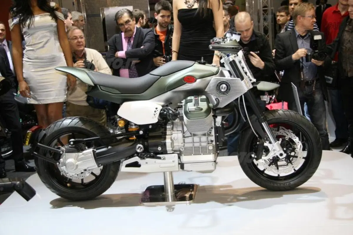 Moto Guzzi V12 LM e V12 Strada (4)
