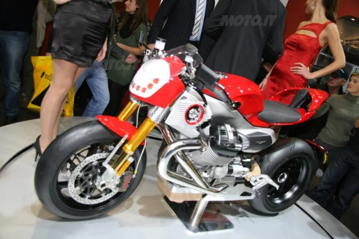 Moto Guzzi V12 LM e V12 Strada (7)