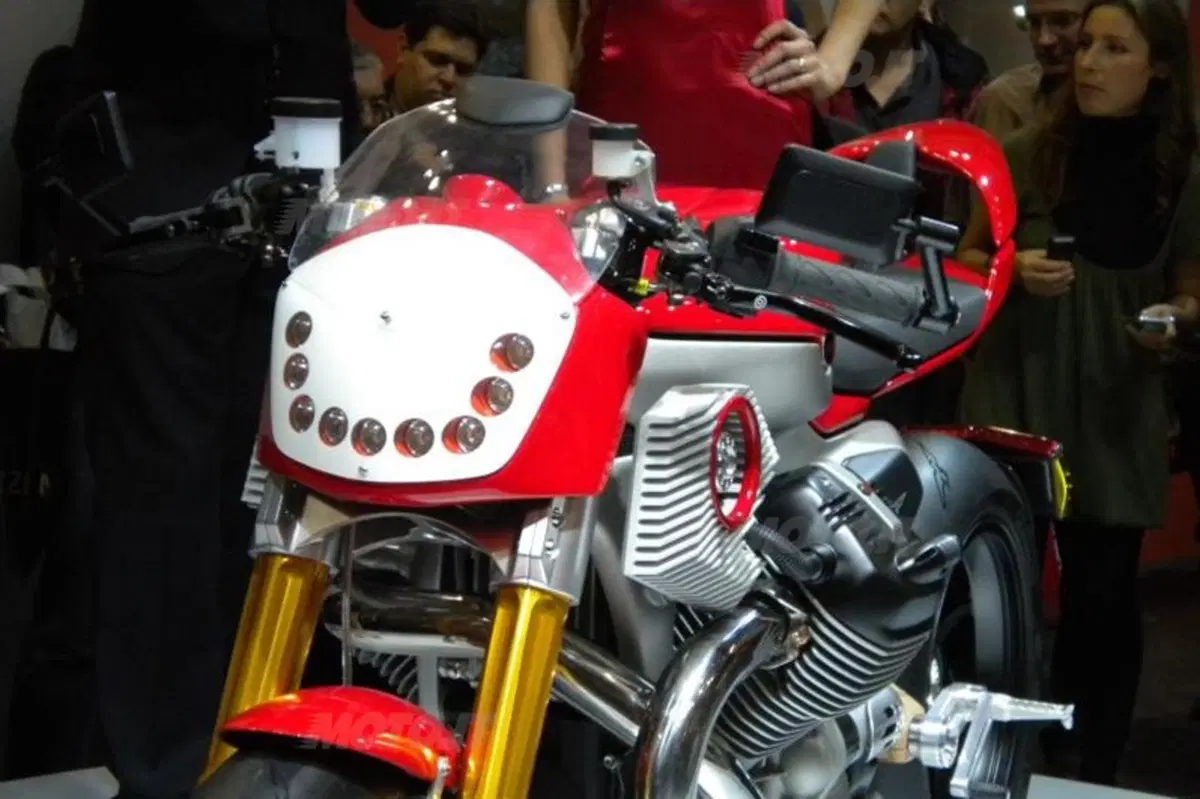 Moto Guzzi V12 LM e V12 Strada (18)