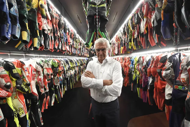 Lino Dainese nella "foresta delle tute"