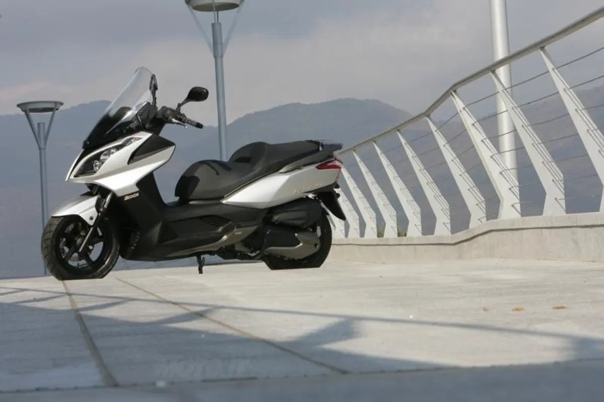 Kymco Downtown 200i (4)