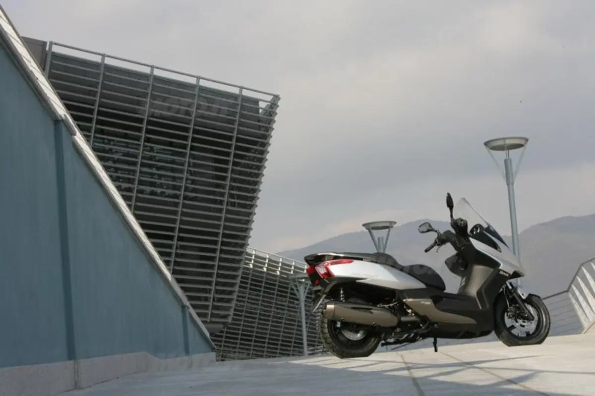 Kymco Downtown 200i (6)