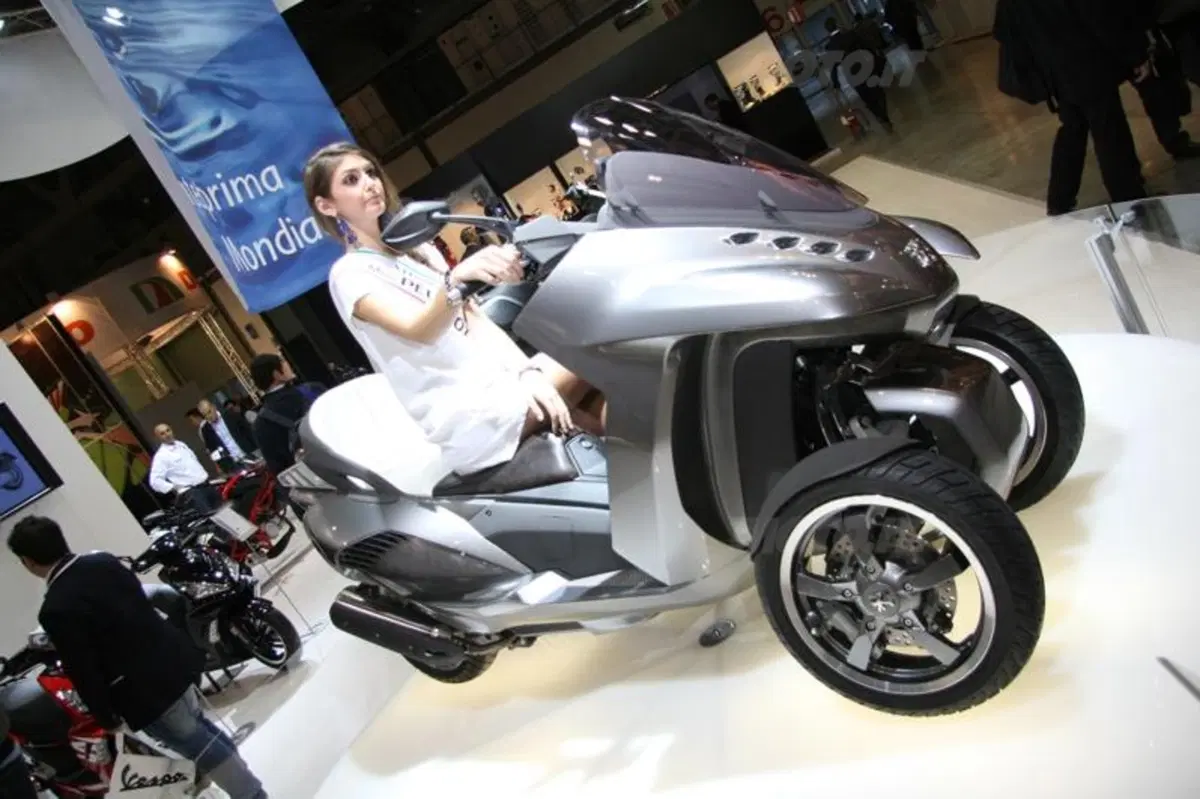Peugeot Concept HYbrid3 Evolution (2)