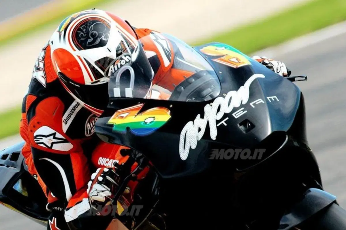 Stoner firma i test di Valencia