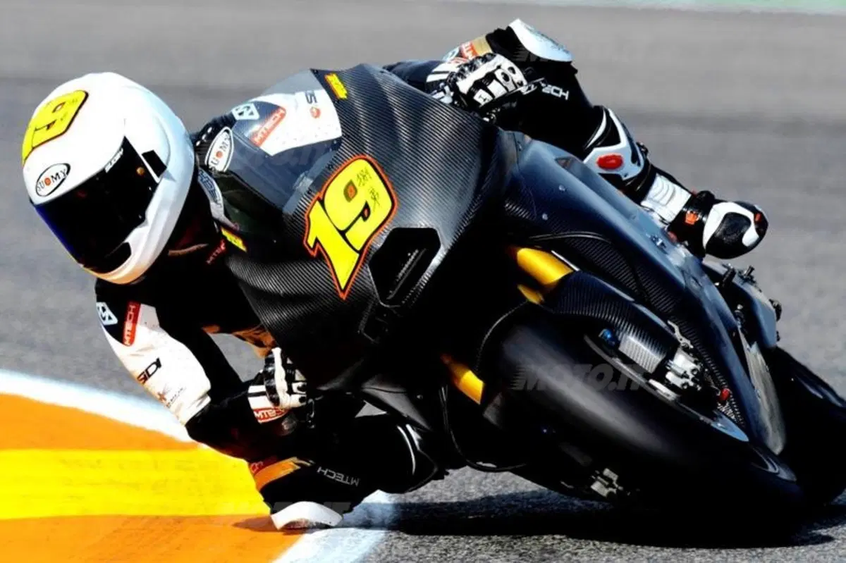 Stoner firma i test di Valencia (3)