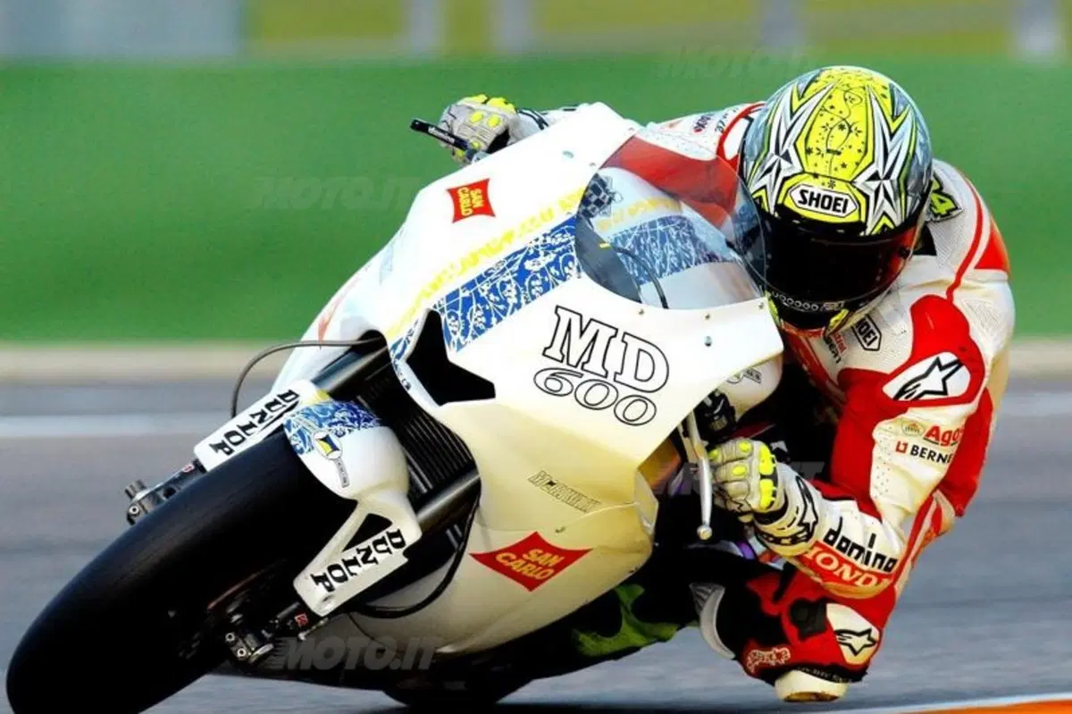 Stoner firma i test di Valencia (4)