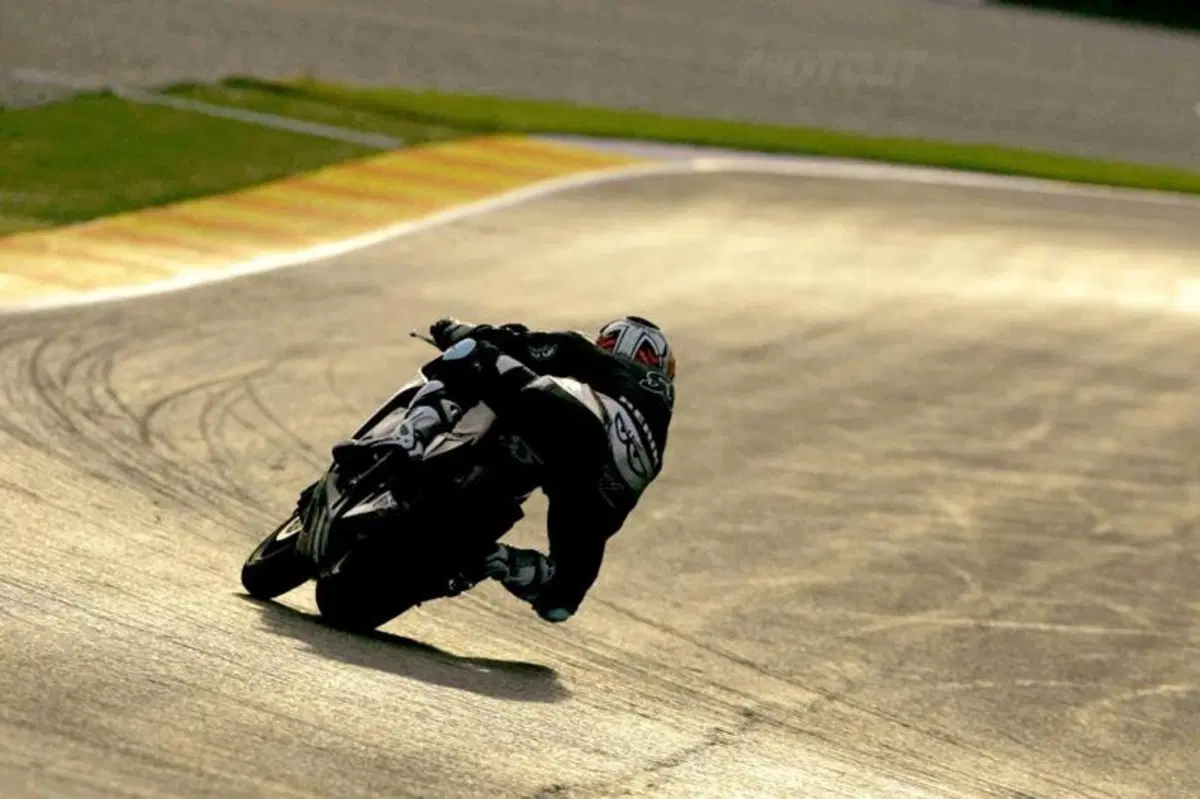 Stoner firma i test di Valencia (5)