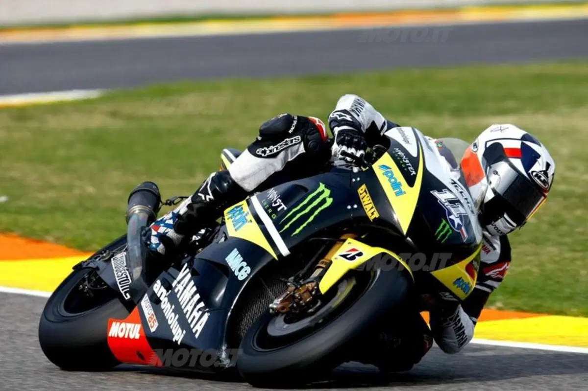 Stoner firma i test di Valencia (8)
