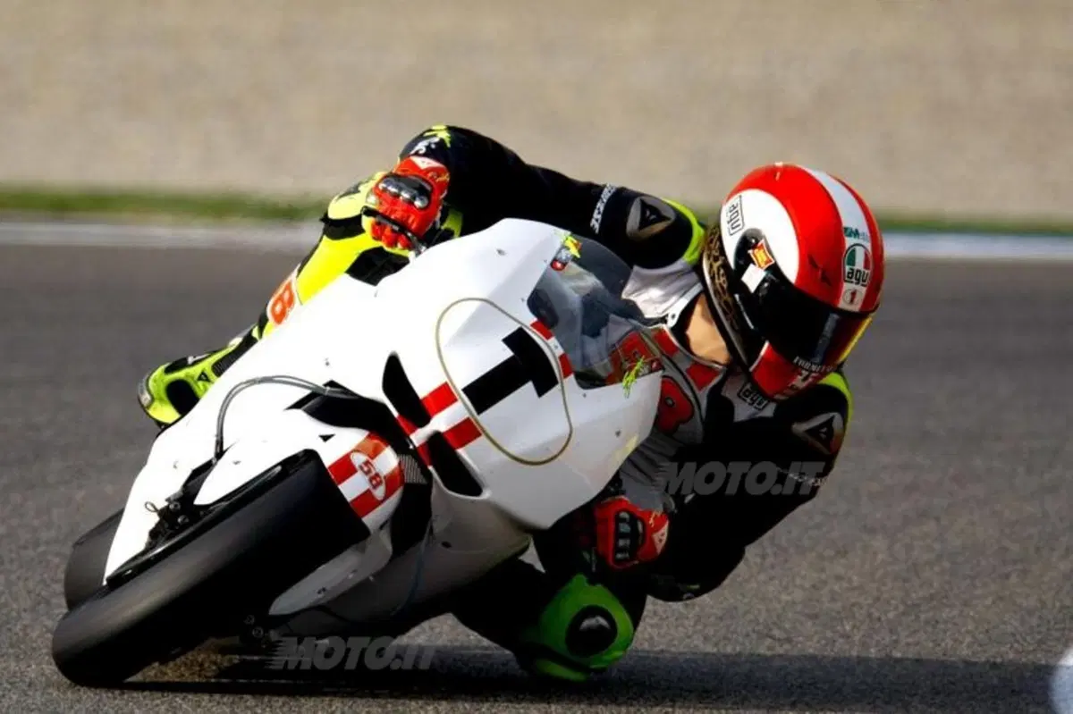 Stoner firma i test di Valencia (9)