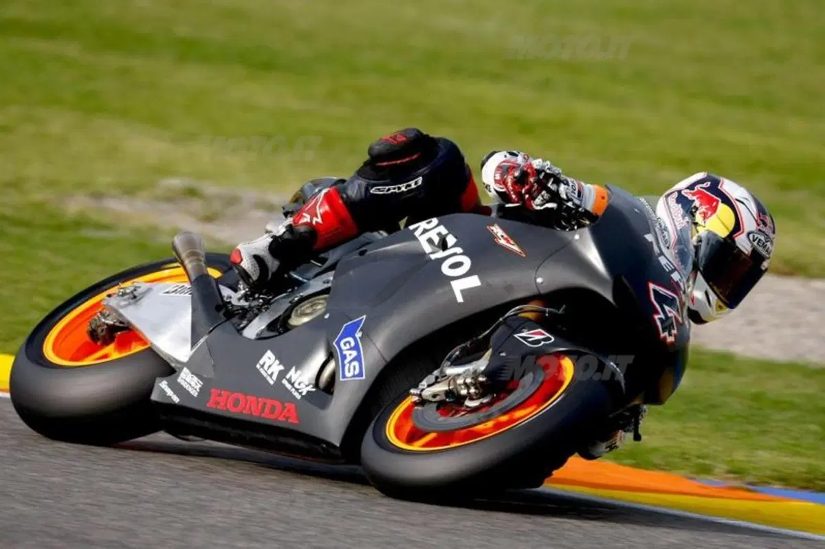 Stoner firma i test di Valencia (10)