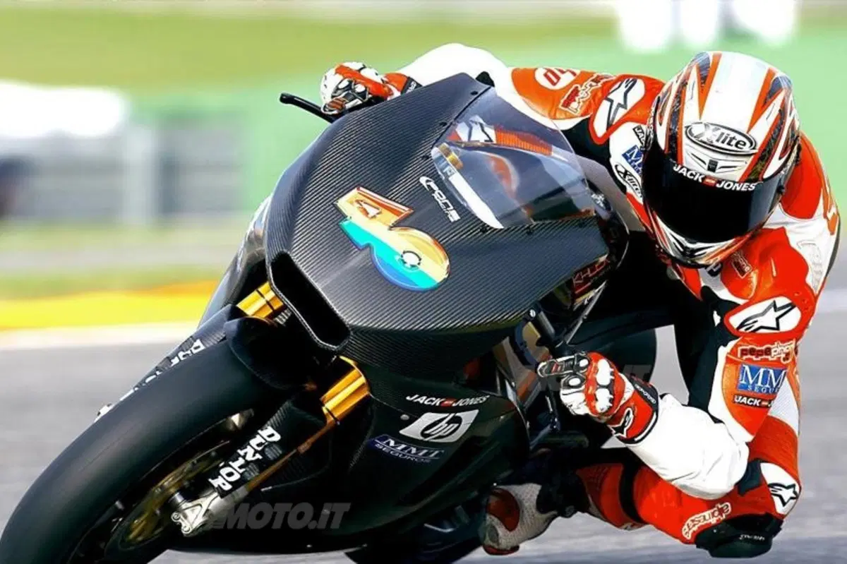 Stoner firma i test di Valencia (12)