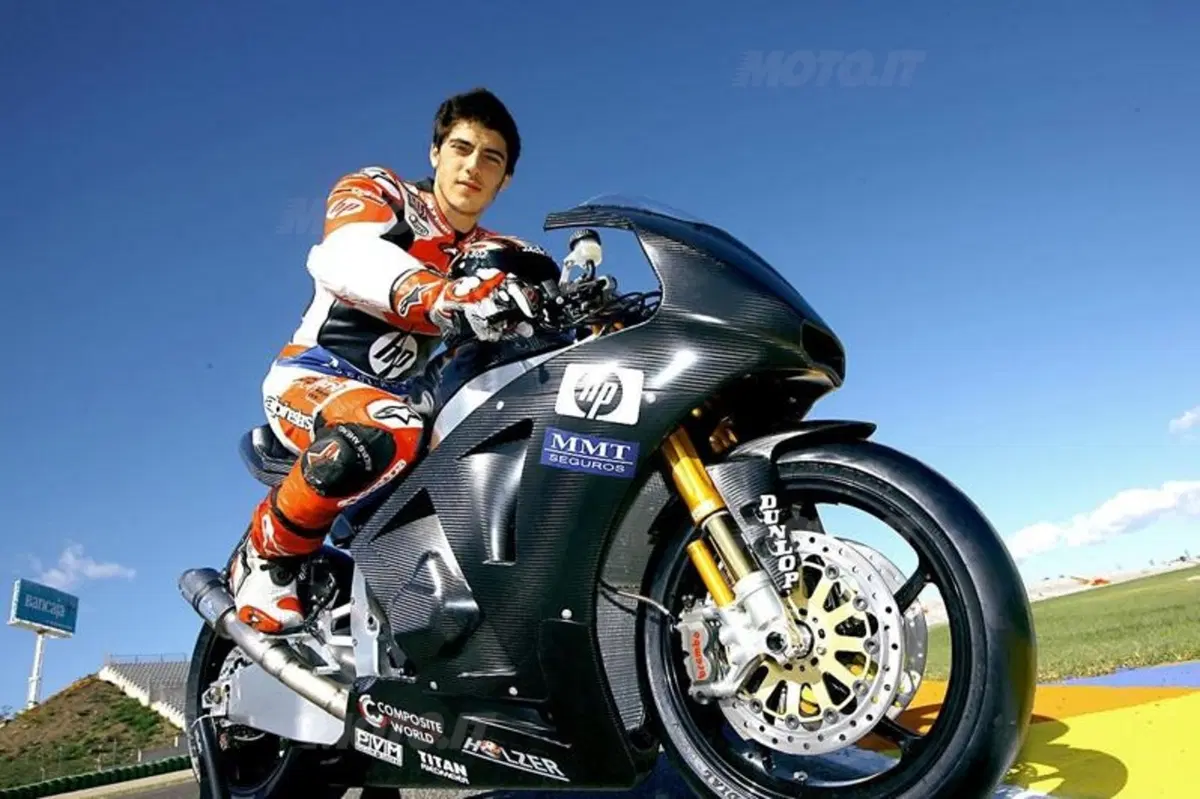 Stoner firma i test di Valencia (13)