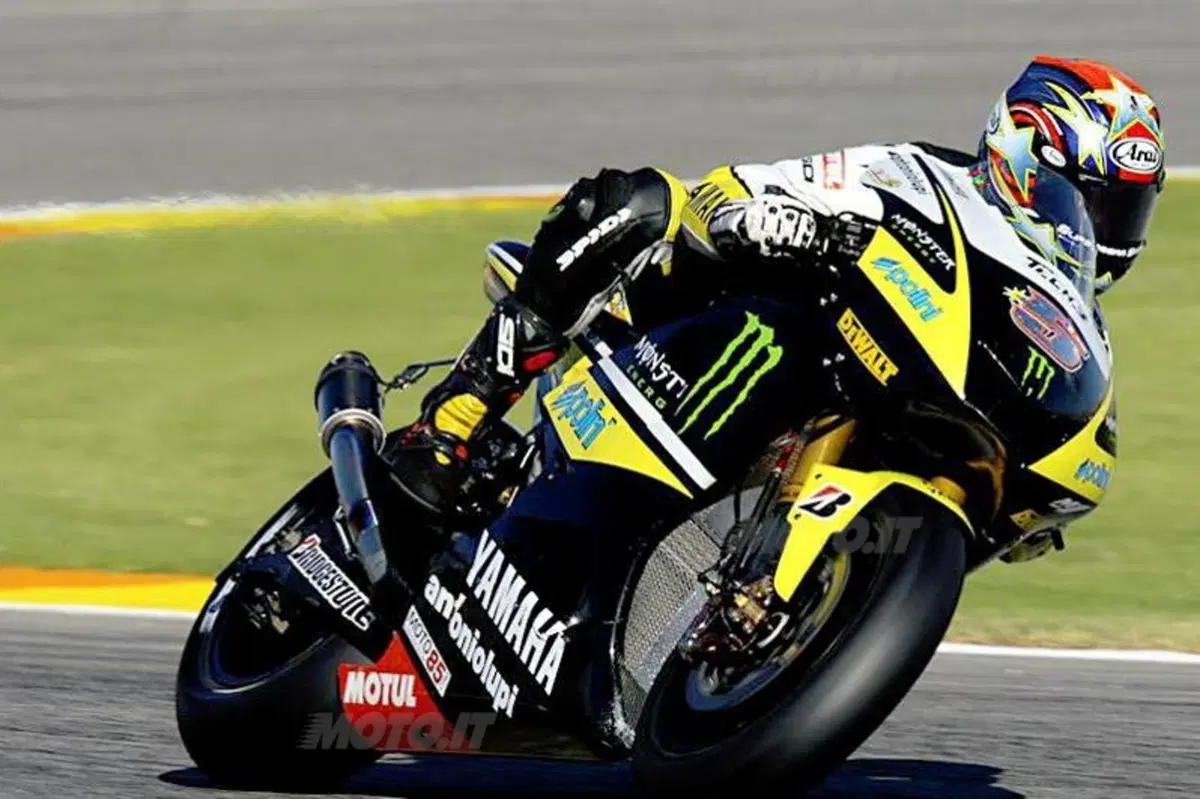Stoner firma i test di Valencia (14)