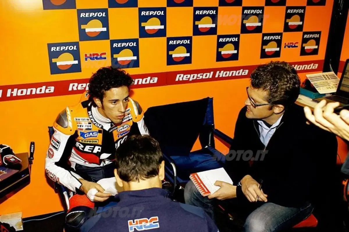 Stoner firma i test di Valencia (15)